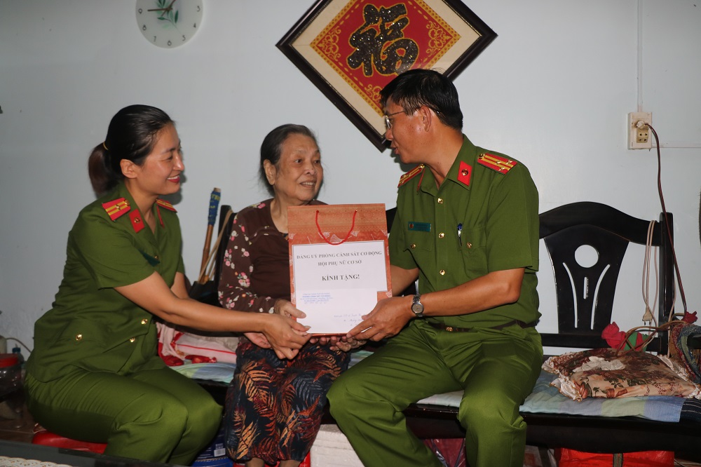 Hội Phụ nữ Phòng Cảnh sát cơ động CATP: Trao quà tặng cán bộ, hội viên có hoàn cảnh khó khăn, gia đình bị thiệt hại nặng sau bão số 3